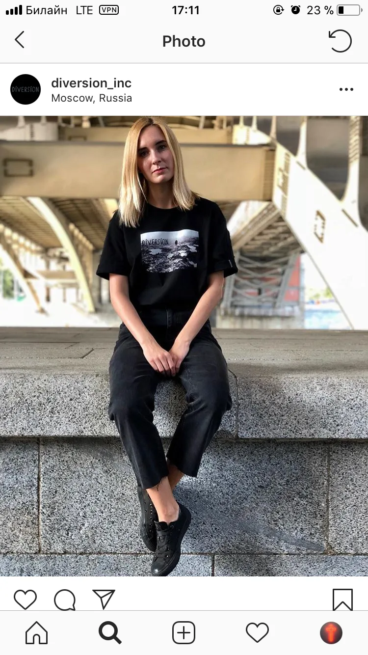 Чёрная футболка, с рисунком на груди, на модели, улица