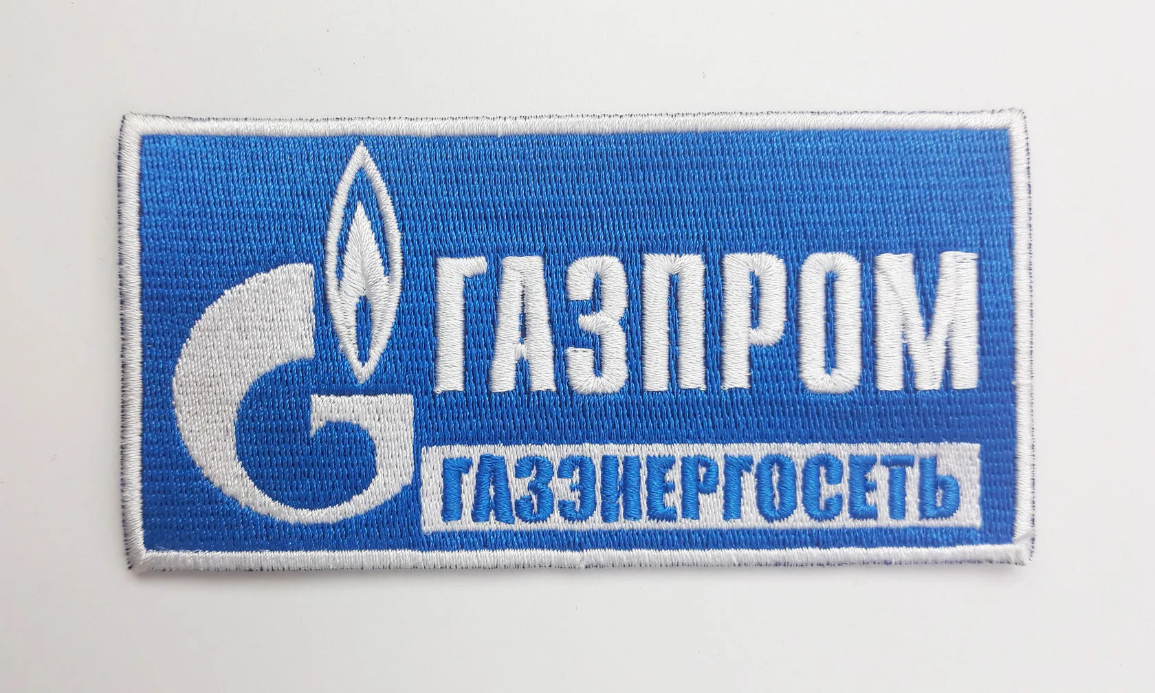 Синие нашивки, вышитый логотип, плоская раскладка