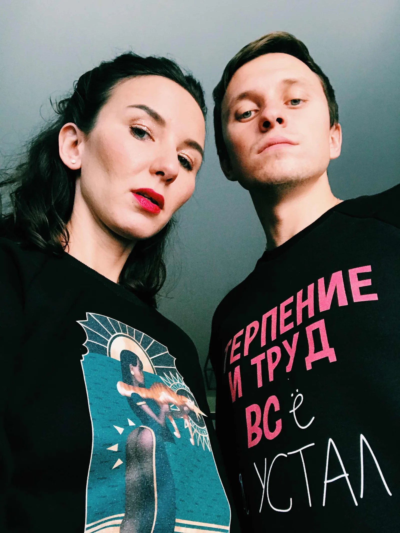 Чёрные худи с принтами, принт на груди, на модели
