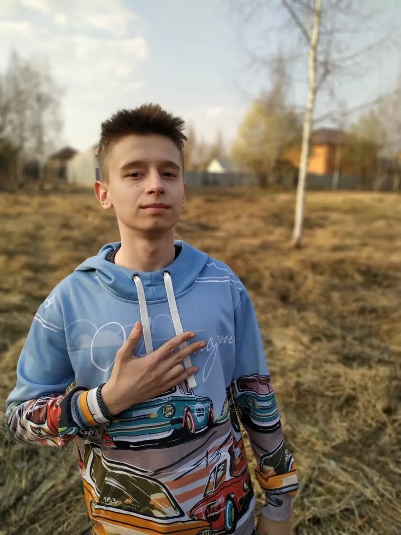Голубая толстовка, рисунок на рукавах, на модели, на улице