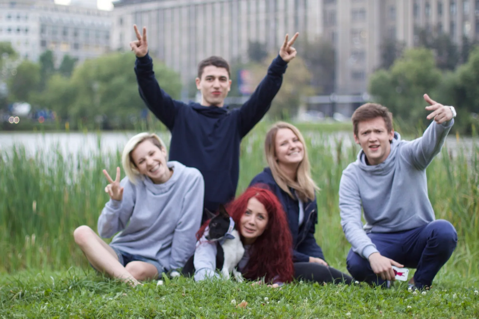 Синие худи, без декора, на модели, парк