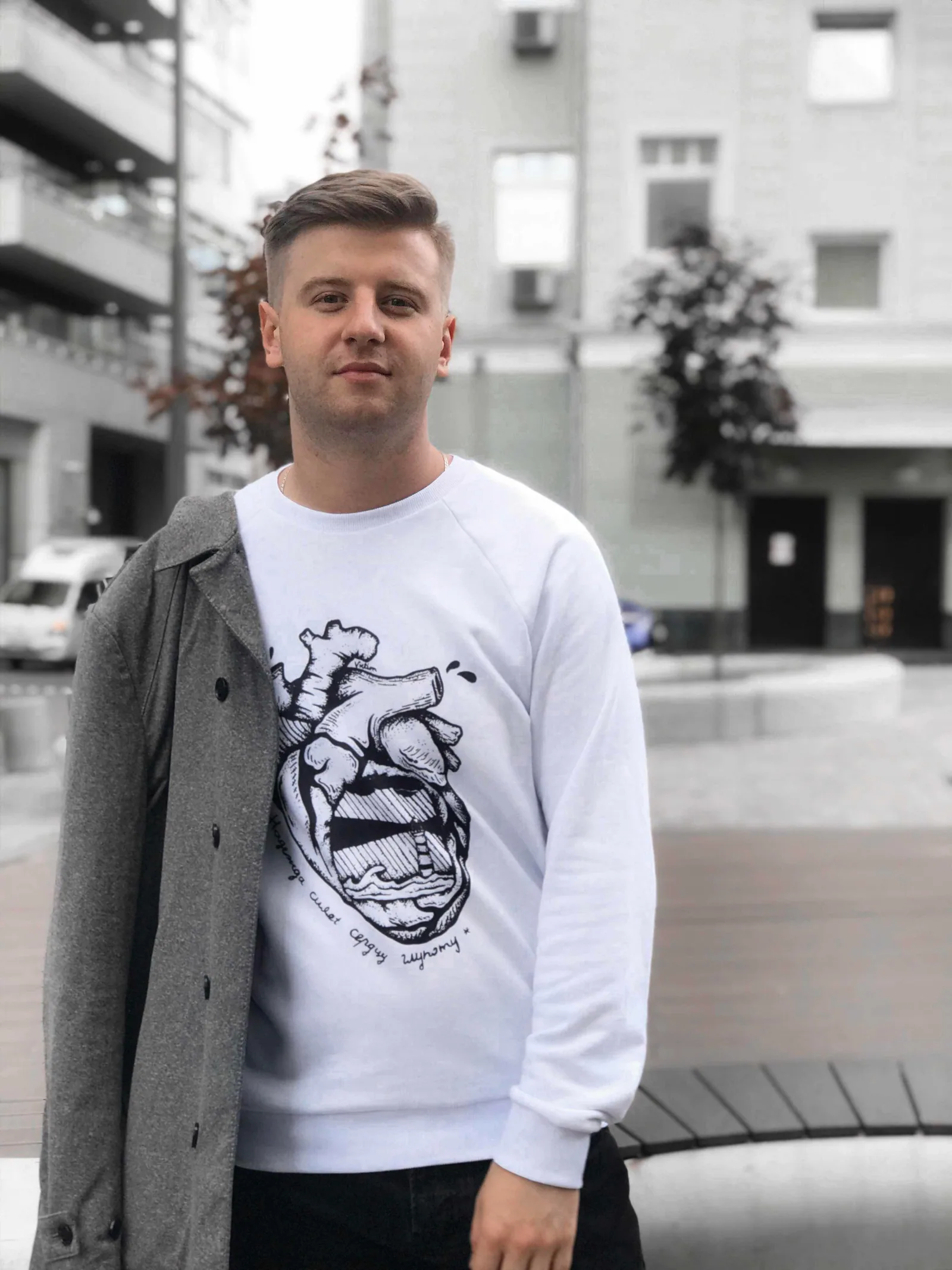 Белая толстовка с рисунком, рисунок на груди, на модели, улица