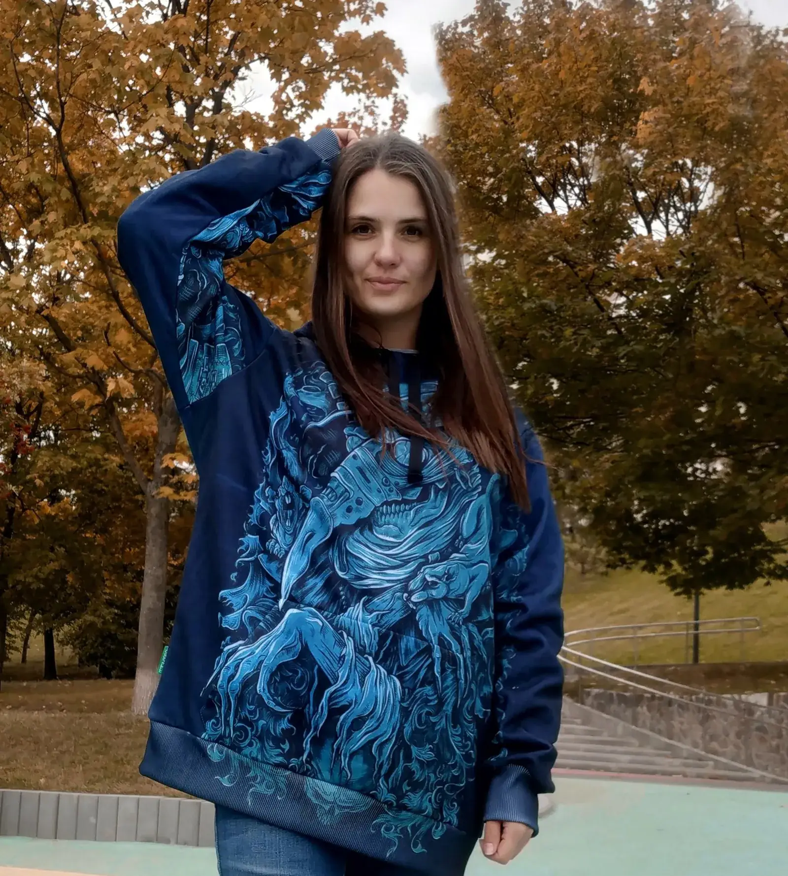 Синяя толстовка, рисунок на передней части, на модели, парк